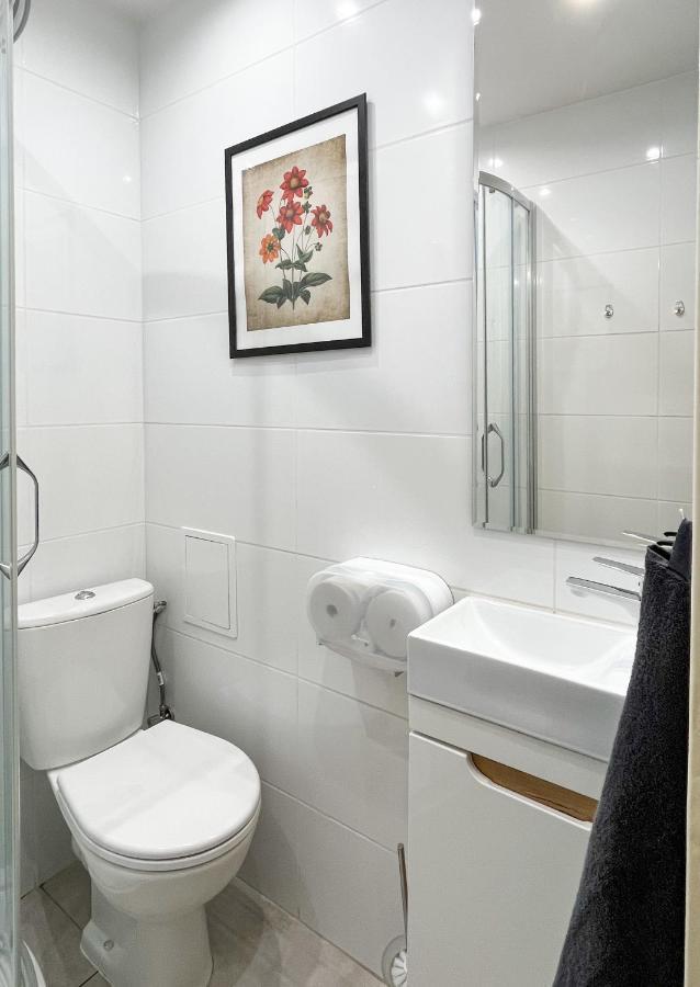Hostel Flower House Chopin Airport *